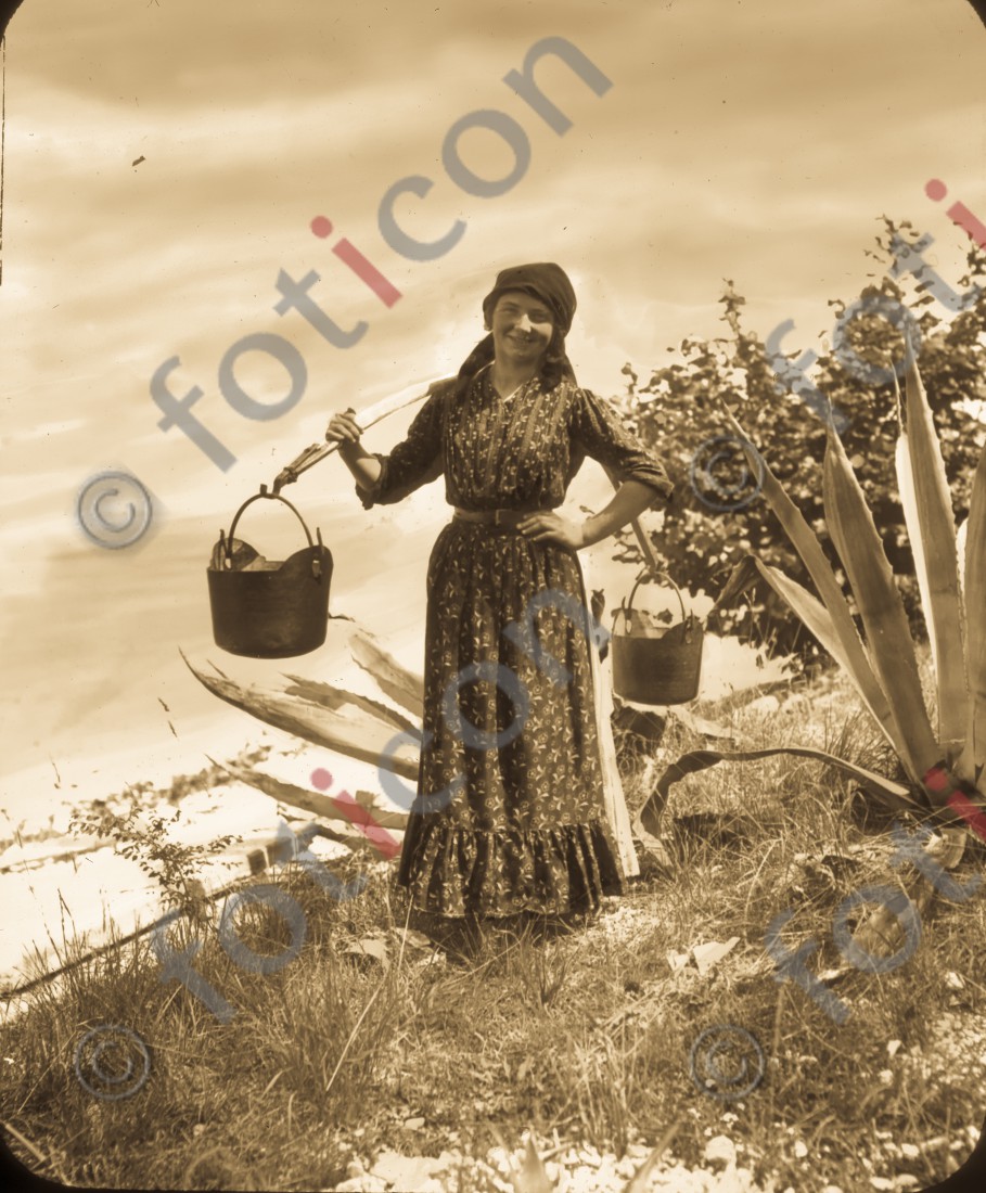 Junges Mädchen mit einem Tragjoch | Young girl with a Carrying pole - Foto foticon-simon-176-005.jpg | foticon.de - Bilddatenbank für Motive aus Geschichte und Kultur